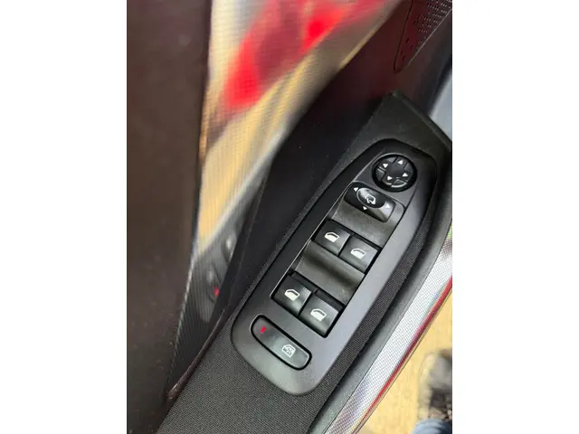 Peugeot 2008 1.2 PureTech Allure 2018 Benzine 27