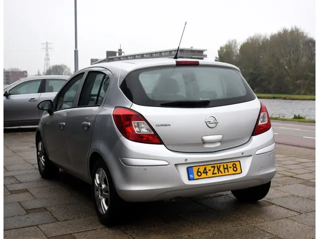 Opel Corsa 1.2-16V Rhythm 2012 Benzine 12