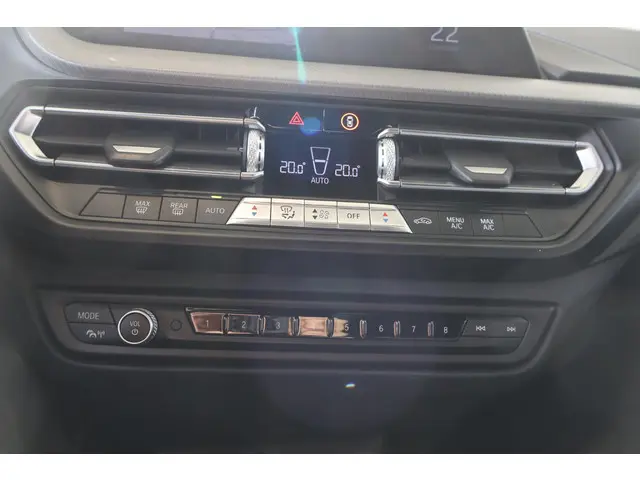 BMW 1 Serie 118i Executive Edition 2020 Benzine 18