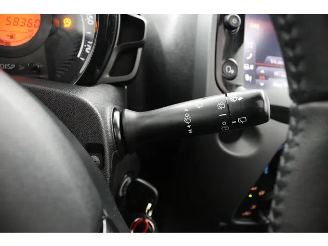 Toyota Aygo 1.0 VVT-i x-play cabrio 2021 Benzine 32