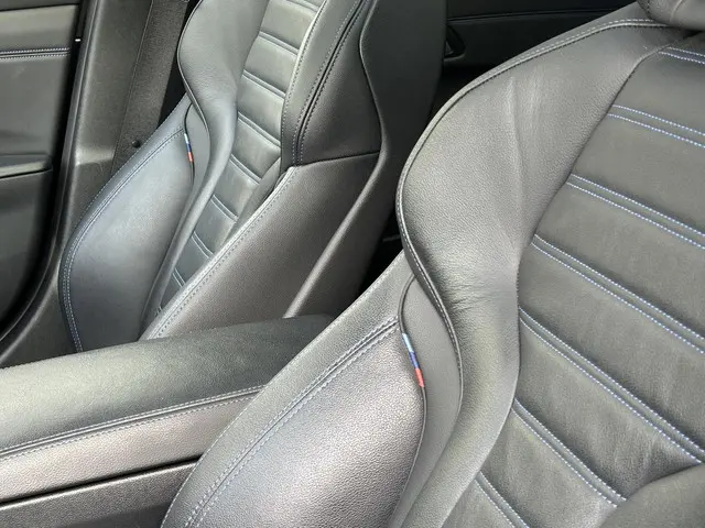 BMW 3 Serie Touring 330e M Pakket 2023 Hybride Benzine 8