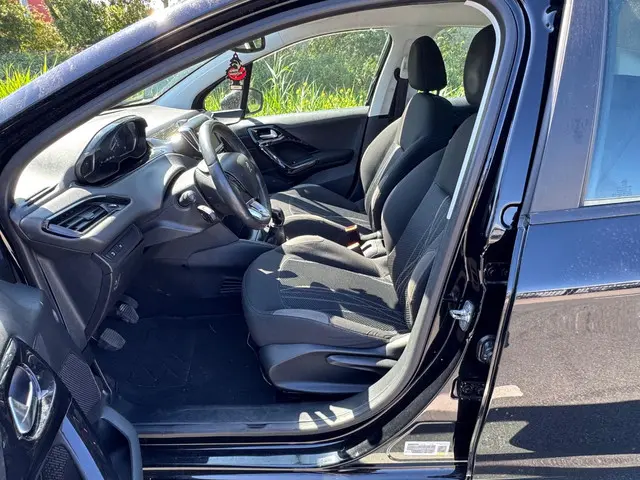 Peugeot 208 1.2 PureTech Signature / AIRCO 2019 Benzine 9