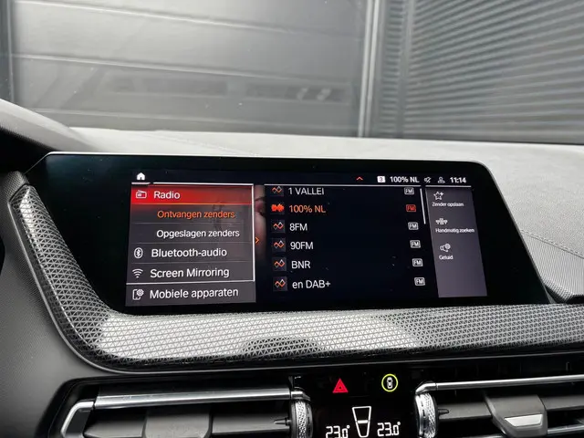 BMW 1 Serie 118i Executive Edition 2020 Benzine 18