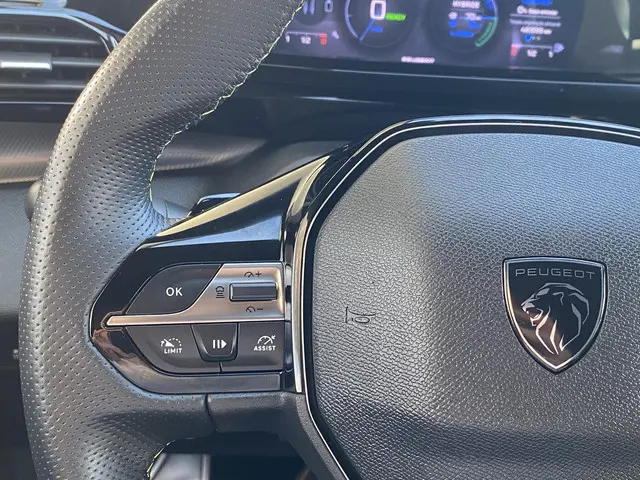 Peugeot 408 1.6 Hybrid GT 2023 Hybride Benzine 23