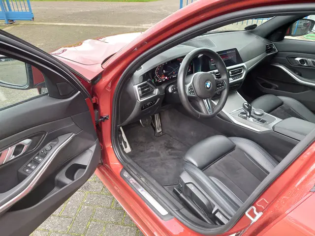 BMW 3 Serie 330i High Executive 2019 Benzine 3