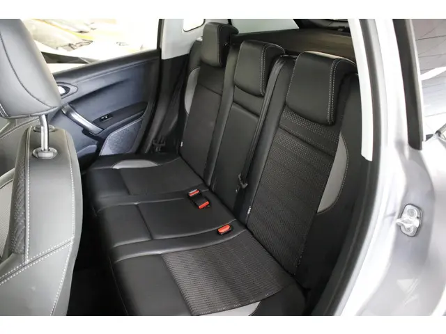 Peugeot 2008 1.2 PureTech Allure 110 PK. 2018 Benzine 6