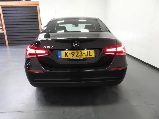 Mercedes-Benz A-Klasse A180 Premium Plus 2021 Benzine 41