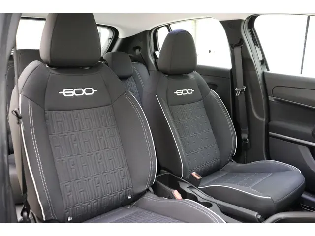 Fiat 600 1.2 Hybrid Black Edition 2025 Benzine 14