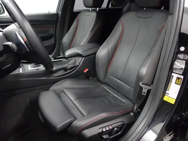 BMW 3 Serie F30 328i M Performance Aut- 2013 Benzine 30