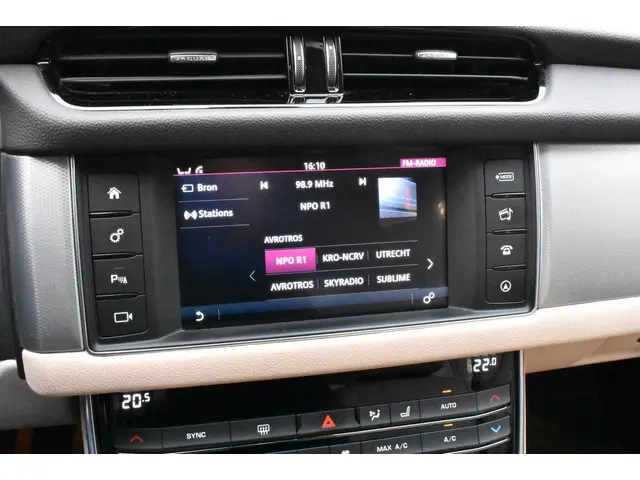 Jaguar XF 2.0 Portfolio 2016 Benzine 25