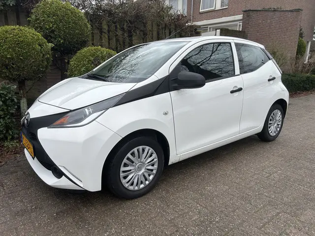 Toyota Aygo X 1.0 VVT-i x-now 2016 Benzine 2