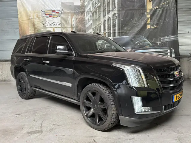 Cadillac Escalade 2