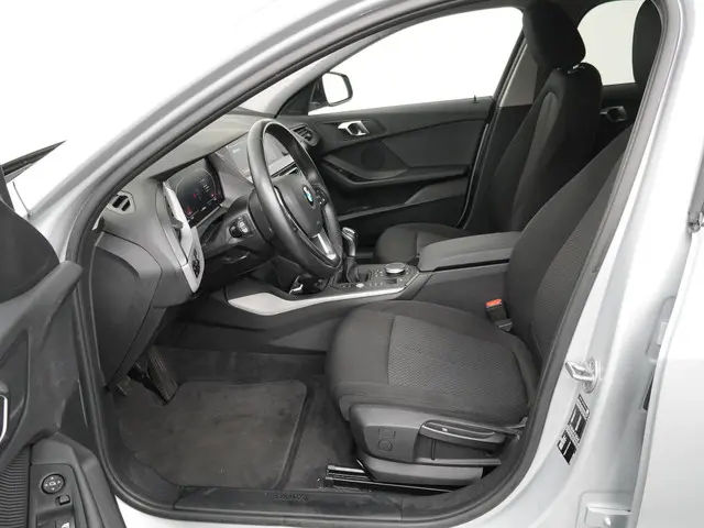 BMW 1 Serie 118i Executive Edition 2021 Benzine 11