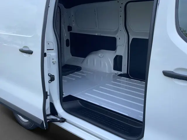 Toyota ProAce Worker 1.5 D-4D Live Long 2023 Diesel 9