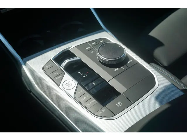 BMW 3 Serie Touring 320i 2024 Benzine 16