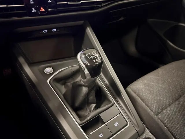 Volkswagen Golf 1.0 TSI Life 2022 Benzine 22