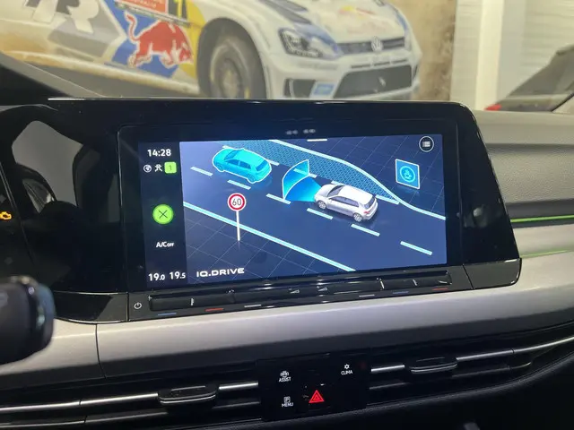 Volkswagen Golf 1.0 eTSI 110pk DSG Life 2024 Benzine 10