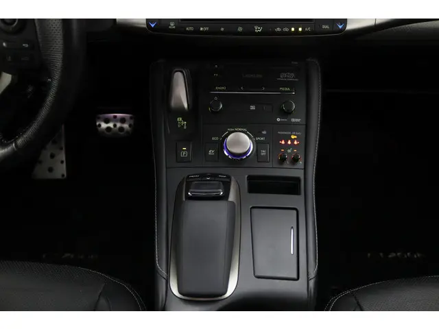 Lexus CT 200h F Sport Line 2017 Hybride Benzine 26