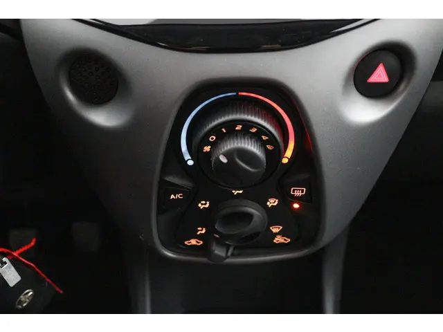 Toyota Aygo 1.0 VVT-i x-play 2020 Benzine 7