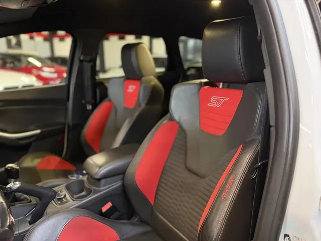 Ford Focus Wagon 2.0 EcoBoost ST-3 2013 Benzine 12