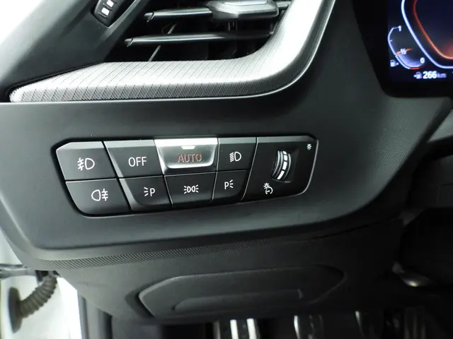 BMW 1 Serie 5-Deurs 118i 2020 Benzine 23