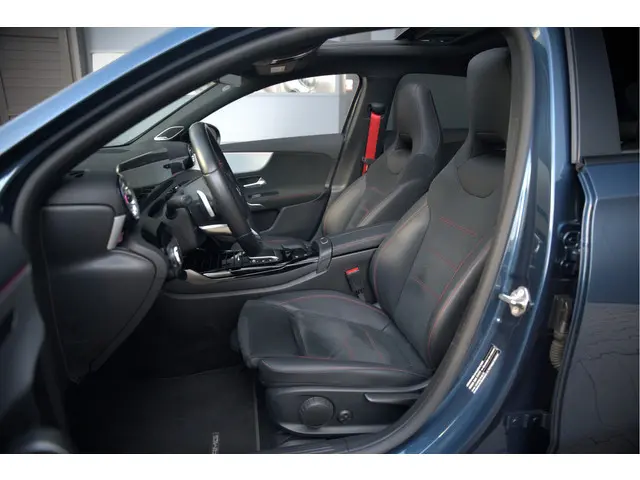 Mercedes-Benz A-Klasse AMG 35 4MATIC 2022 Benzine 33