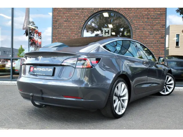 Tesla Model 3 2