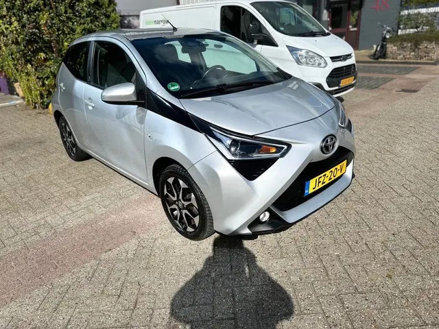 Toyota Aygo 1.0 VVT-i x-play, AUTOMAAT 2021 Benzine 3