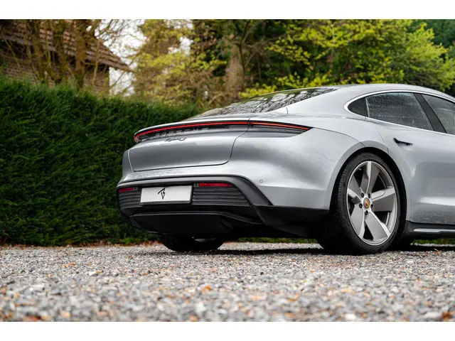 Porsche Taycan Performance 2021 Elektrisch 32