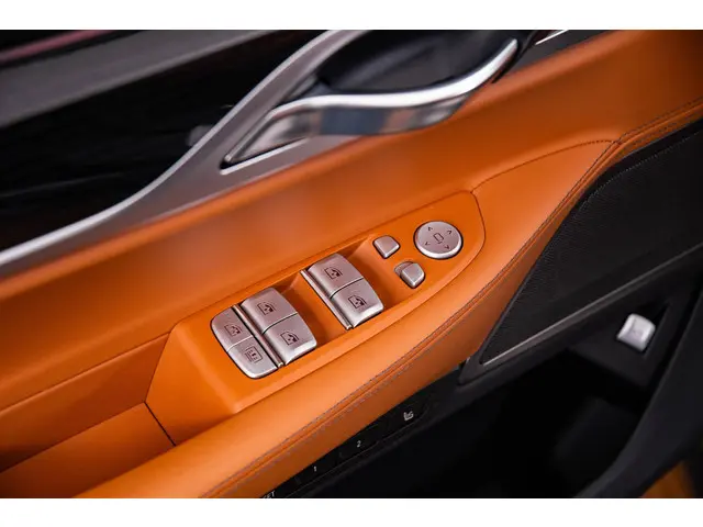 BMW 7 Serie 750i xDrive High Executive 2018 Benzine 32