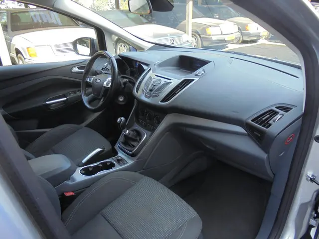 Ford C-MAX 1.0 Titanium APK TREKHAAK 2013 Benzine 15