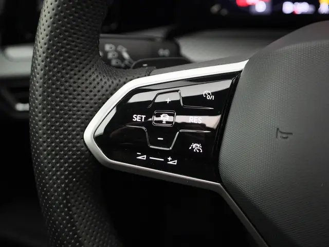 Volkswagen Golf 1.5eTSI/150PK R-Line DSG 2024 Benzine 8