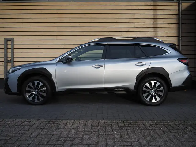 Subaru Outback 2.5i Premium AWD 2023 Benzine 4
