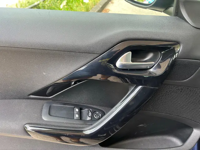 Peugeot 208 1.2 PureTech Active Navi, Cruise 2015 Benzine 11