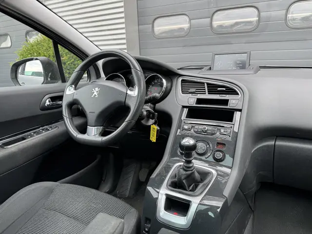 Peugeot 5008 1.2 PureTech Style 7p. 2015 Benzine 3
