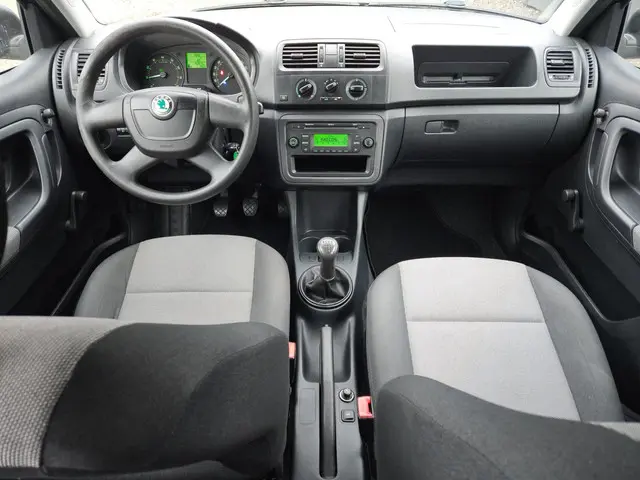Škoda Fabia 1.2 ACTIVE 5 DRS. * AIRCO * 2012 Benzine 10