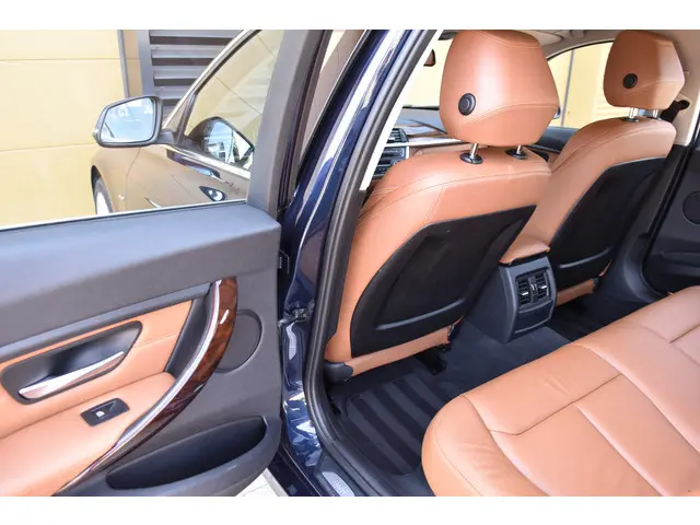 BMW 3 Serie 335i High Executive 2014 Benzine 25