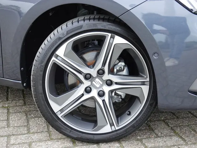 SEAT Leon 1.5 eTSI FR 150PK 2023 Hybride Benzine 12