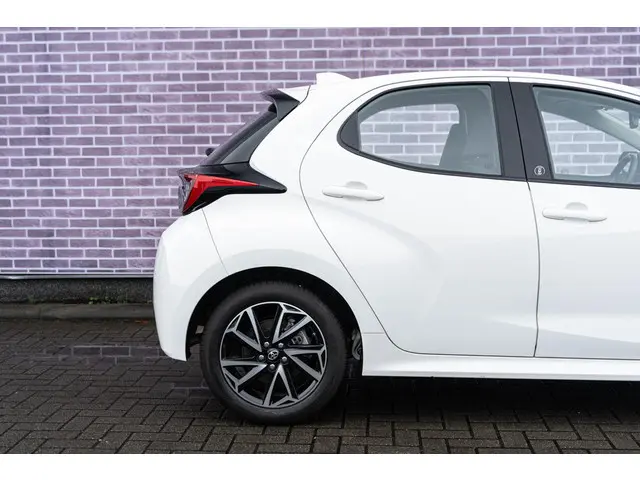 Toyota Yaris 1.5 Hybrid Dynamic 2022 Hybride Benzine 9