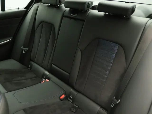 BMW 3 Serie Sedan 330e 2024 Hybride Benzine 26
