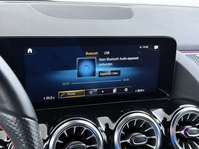 Mercedes-Benz GLA 180 AMG line 2021 Benzine 33