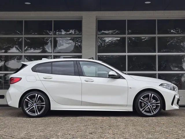 BMW 1 Serie 118i High M SPORT 2020 Benzine 10