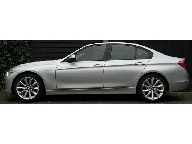 BMW 3 Serie 320i Business 2013 Benzine 6