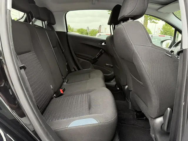 Peugeot 208 1.2 PureTech Allure 2015 Benzine 10