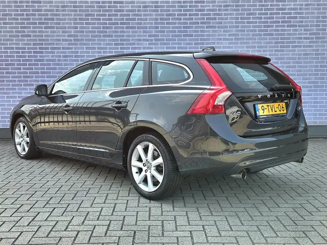 Volvo V60 T3 150 pk Momentum Automaat 2014 Benzine 3