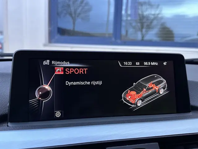 BMW 3 Serie Touring 320i High Executive 2015 Benzine 25