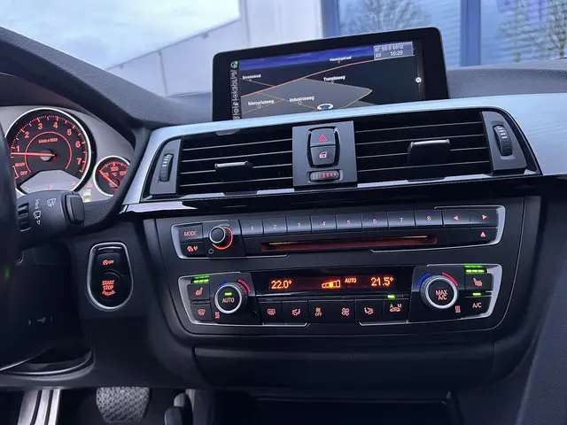 BMW 3 Serie Touring 320i High Executive 2015 Benzine 30