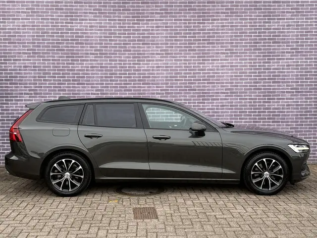 Volvo V60 2.0 B3 Momentum Business 2022 Benzine 28