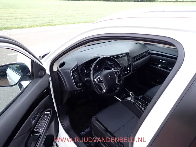 Mitsubishi Outlander 2.4 PHEV Pure 2020 Hybride Benzine 8