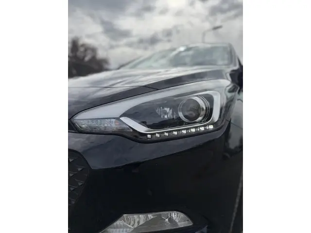 Hyundai i20 1.2 HP i-Motion Comfort 2015 Benzine 8